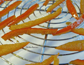 Écorces d’oranges confites au sucre roux