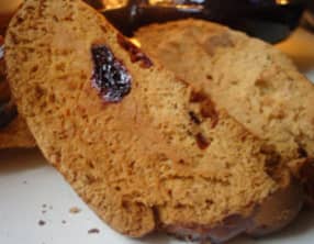 Fekkas aux amandes, à l'anis et aux raisins