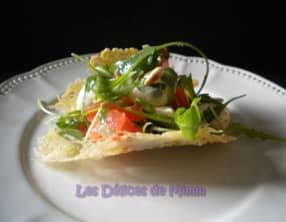Salade caprese sur une tuile de pecorino