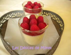 Panna cotta à la fève tonka et aux framboises