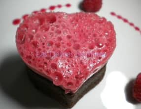 Cœur givré aux framboises sur cœur fondant en chocolat