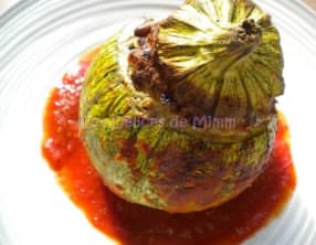 Courgettes rondes farcies à la viande, parmesan et pignons