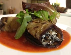 Roulés d’aubergines ricotta, olives, menthe et coulis de poivrons
