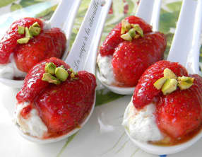 Bouchées de Fourme d'Ambert et salade de fraises à l'huile d'olive fruitée