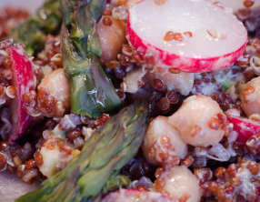 Salade printanière au quinoa rouge