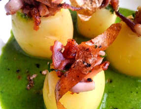 Grenailles farcies aux calamars sautés poivre et sel, chips de peau de pomme-de-terre et velouté persil et coriandre