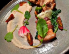 Porc au gingembre et fanes de radis à la malgache et crème d'haricots blancs