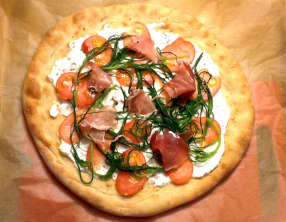 Pizza au agretti, ricotta, tomates et speck
