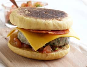 Hamburger boeuf et coriandre, salsa épicée