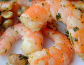 Crevettes à l'ail persillé et cacahuètes, mélanges de jeunes pousses et vinaigrette au curry