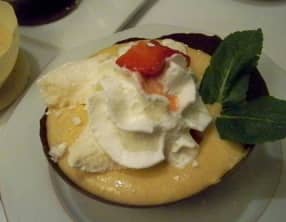 Coupes en chocolat, Mousse chocolat-café, fraises et chantilly