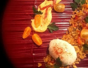 Paella au chorizo et à l'oeuf mollet coulant