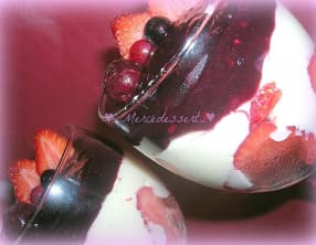 Panna Cotta aux fraises et coulis de fruits rouges