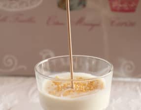 Verrines de mousse au chocolat blanc et poires caramélisées