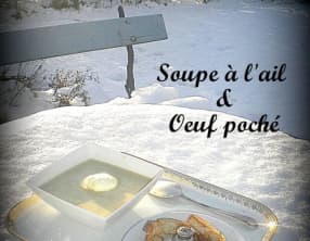 Velouté à l'ail, oeufs pochés