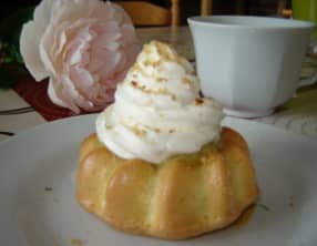 Moelleux à la compoté de rhubarbe et chantilly