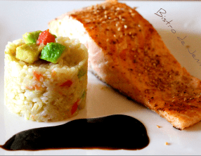 Riz colorée et saumon sauce sucrée