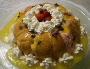 Charlotte auxc fraises sur coulis de mangue
