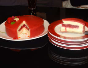 Entremet chocolat blanc fruits rouges sur génoise pralinée