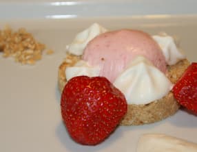 Demi-sphère de bavarois à la fraise et Chantilly au jasmin
