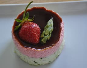 Duo d'asperges et de fraises en bavarois