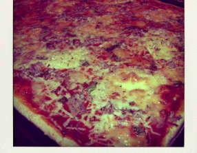 Pizza au thon, chèvre et basilic frais