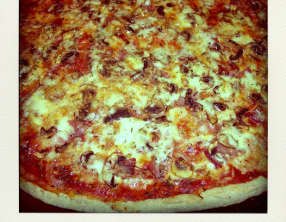 Pizza au jambon cru et au Cantal