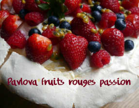 Pavlova aux fruits rouges et aux fruits de la passion