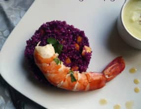Salade de chou rouge aux fruits exotiques et ses crevettes géantes