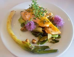 Pavés de saumon cuits à l'unilatéral, petit jus d'orange, fondue de poireaux et champignons sautés