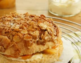 Tarte nid d’abeille et confit rhubarbe, orange et pomme