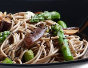 Nouilles soba, champignons shiitakés et asperges vertes