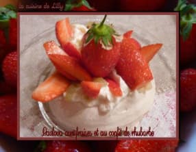 Pavlovas aux fraises et au confit de rhubarbe