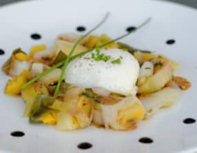 Oeuf poché sur un lit de poireaux