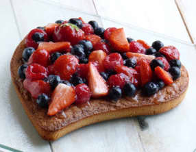 Tarte aux fruits rouges sur gâteau aux amandes