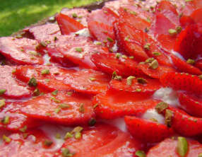 Tarte aux fraises, mousse de chocolat blanc et pistaches