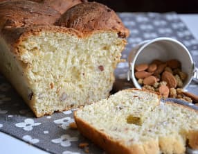 Brioche tressée aux mulberries et aux amandes