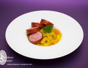 Chou au curry, aux abricots secs et sa saucisse de Morteau