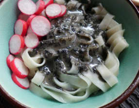 Nouilles à la sauce au sésame noir