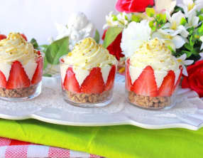 Verrines fraises chantilly et crumble à la noisettes