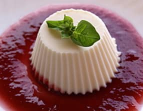 Panna cotta au chocolat blanc et son coulis de framboises au basilic