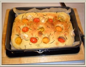 Focaccia au romarin et tomates cerises tricolores