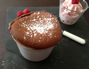 Soufflé au chocolat et chantilly aux framboises
