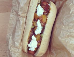 Hot-dog raffiné chutney mangue et oignons rouges