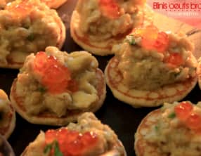 Blinis aux oeufs brouillés, Porto, parmesan et saumon