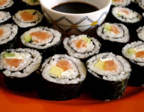 Maki sushi au saumon et à l'avocat