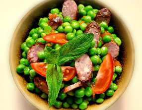 Petits pois à la catalane, saucisse, menthe et anis