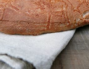 Fougasse au pesto de fanes de radis, comté et jambon cru