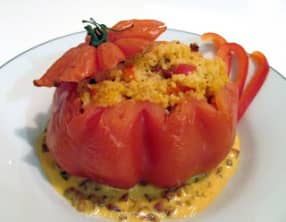Tomate farcie : semoule, poivron et chorizo