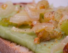 Tartine aux oignons nouveaux